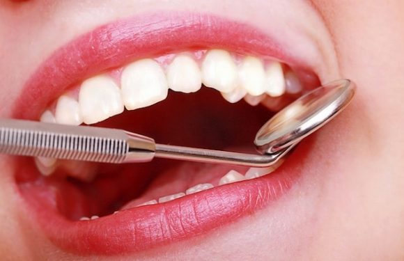 Four Common Dental Issues that Prevent you From Smiling Confidently